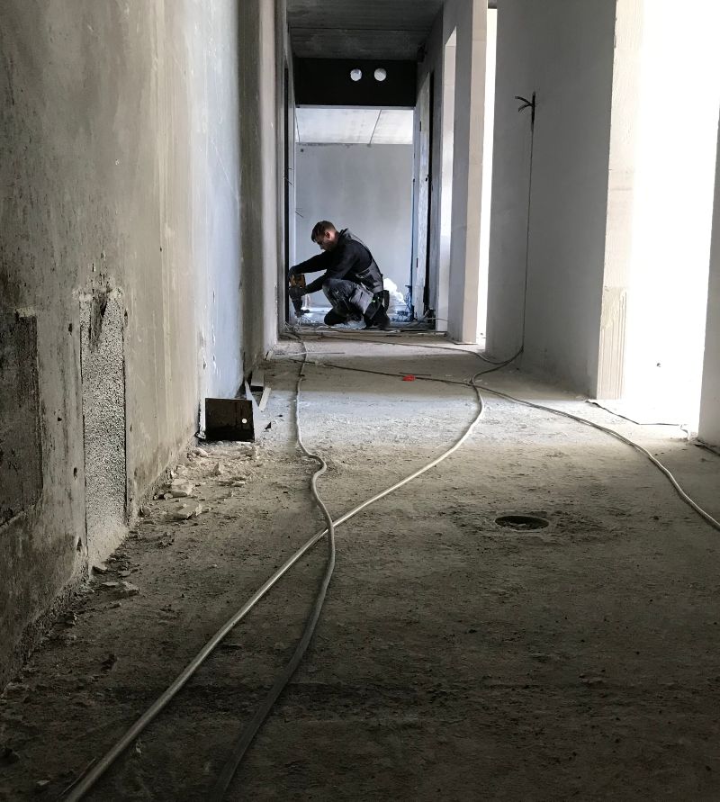 Elektriker Holbæk arbejder på installation